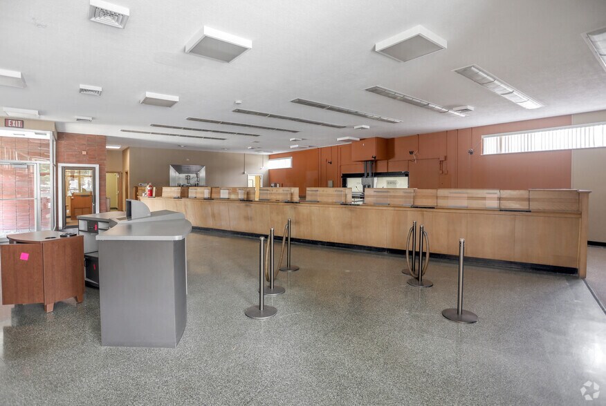 More Photos Of 2 NW 18th St, Richmond Bank For Lease