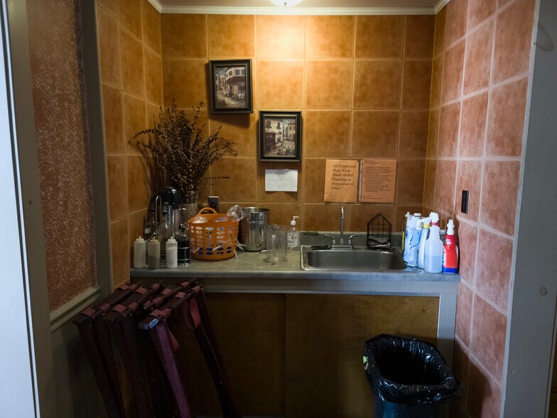 More Photos Of 15 Berkley Rd, Barnesville Restaurant For Sale