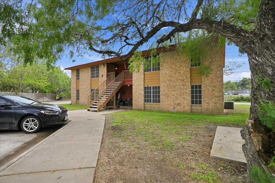 Primary Photo Of 600 E Crockett St, Beeville Apartments For Sale