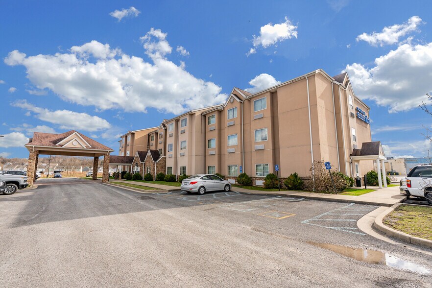 More Photos Of 20 Southland Dr, Fairmont Hotel For Sale