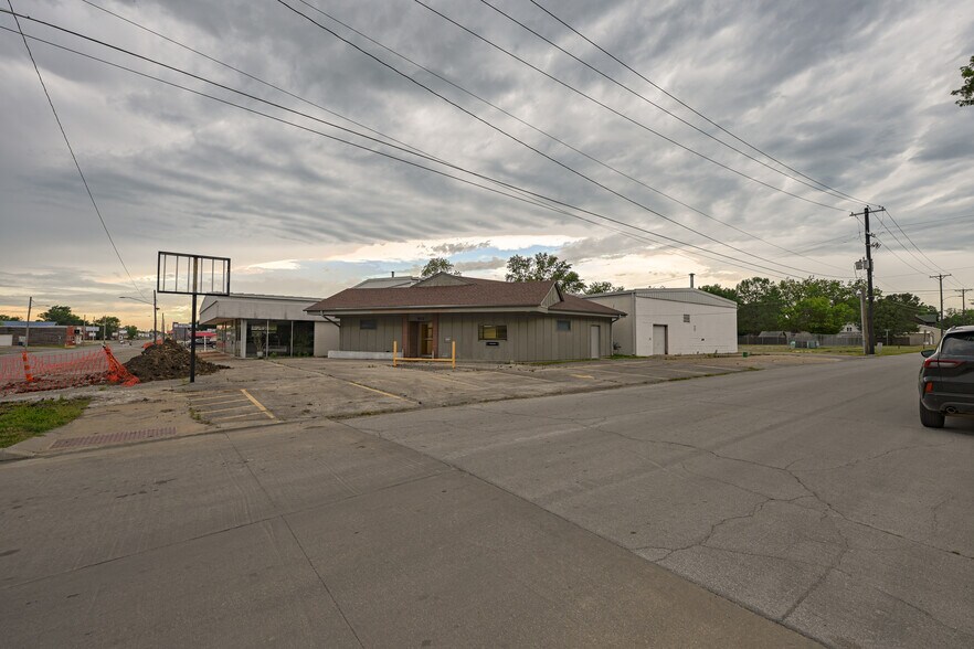 Primary Photo Of 802 W 8th St, Coffeyville Office For Sale