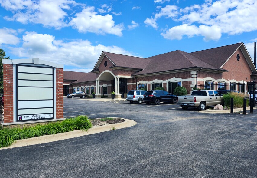 More Photos Of 6885 Vistagreen Way, Rockford Medical For Lease