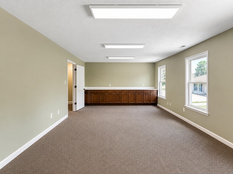 More Photos Of 581 Executive Pl, Fayetteville Office For Sale