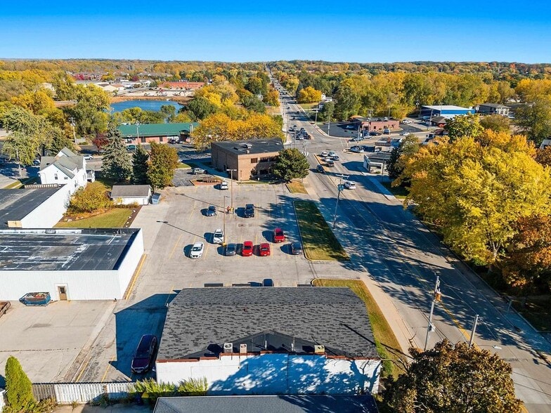 More Photos Of 1639 Deckner Ave, Green Bay Storefront For Lease