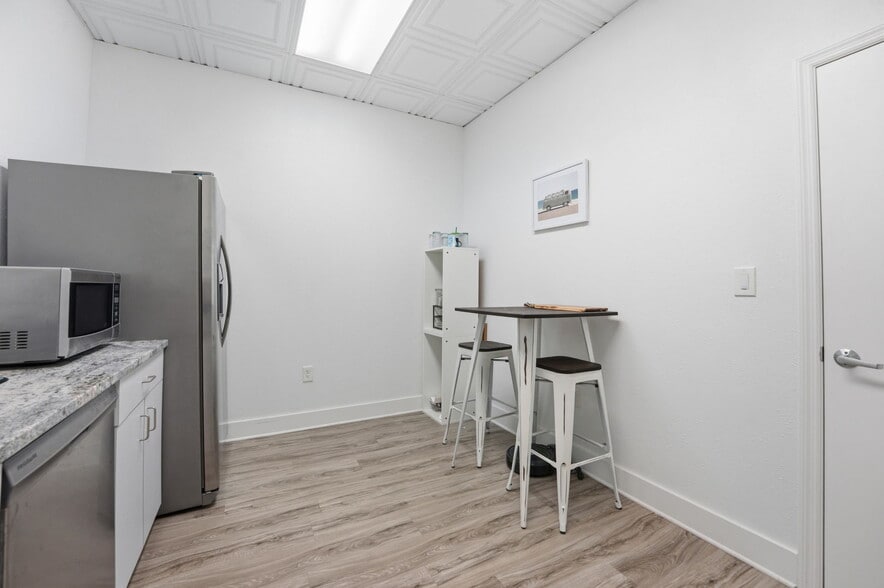 More Photos Of 5404 Hoover Blvd, Tampa Medical For Sale