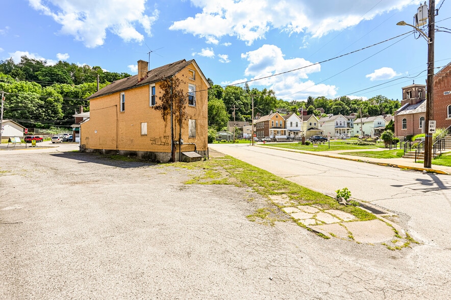 More Photos Of 537 S 5th St, Jeannette Freestanding For Sale