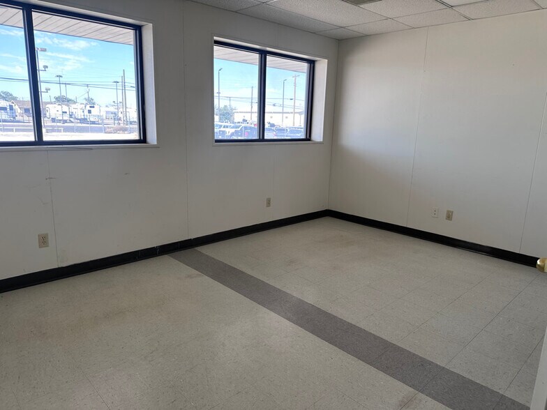 More Photos Of 1514 E 2nd St, Odessa Freestanding For Lease