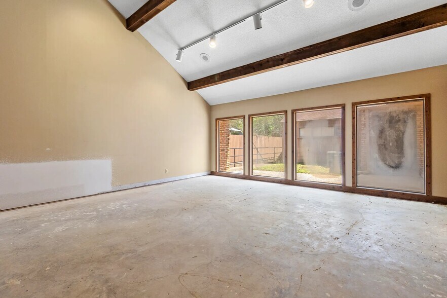 More Photos Of 260 Interstate 45 S, Huntsville Office For Lease