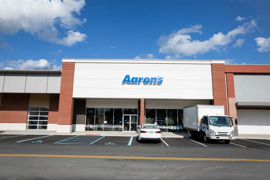 More Photos Of 2600 Middletown Commons, White Hall Storefront For Lease