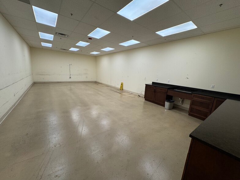 More Photos Of 217 River Ave, Patchogue Warehouse For Lease