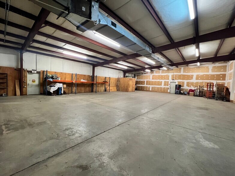 More Photos Of 413 W Chatham St, Cary Flex For Lease