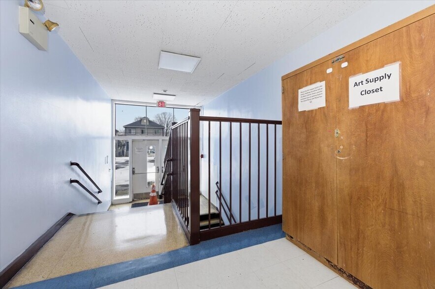 More Photos Of 90 Henry St, Inwood Office For Lease