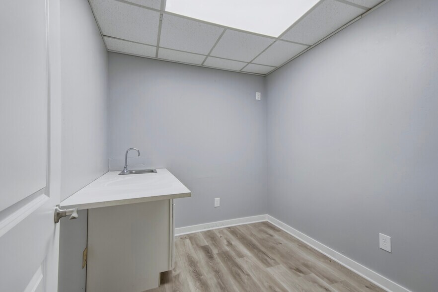 More Photos Of 953 Lane Ave S, Jacksonville Medical For Lease