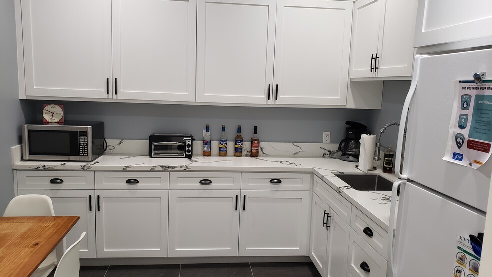 More Photos Of 10734 White Oak Ave, Granada Hills Office For Sale