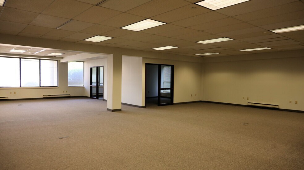 More Photos Of 7085 Mentor Ave, Willoughby Flex For Lease