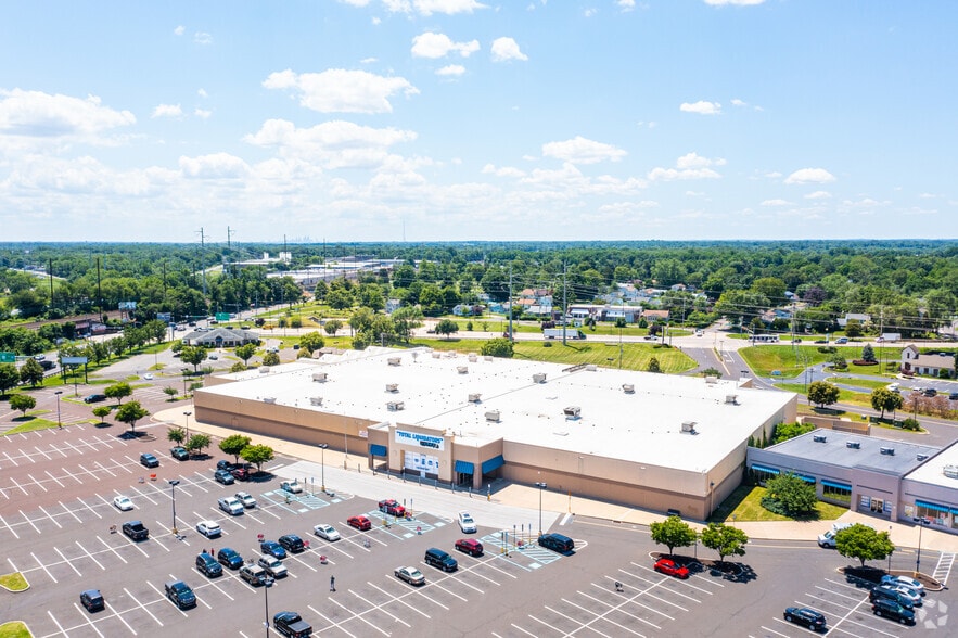 More Photos Of 100 Commerce Cir, Bristol Freestanding For Lease