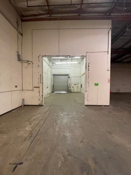 More Photos Of 5155 Goldman Ave, Moorpark Manufacturing For Lease