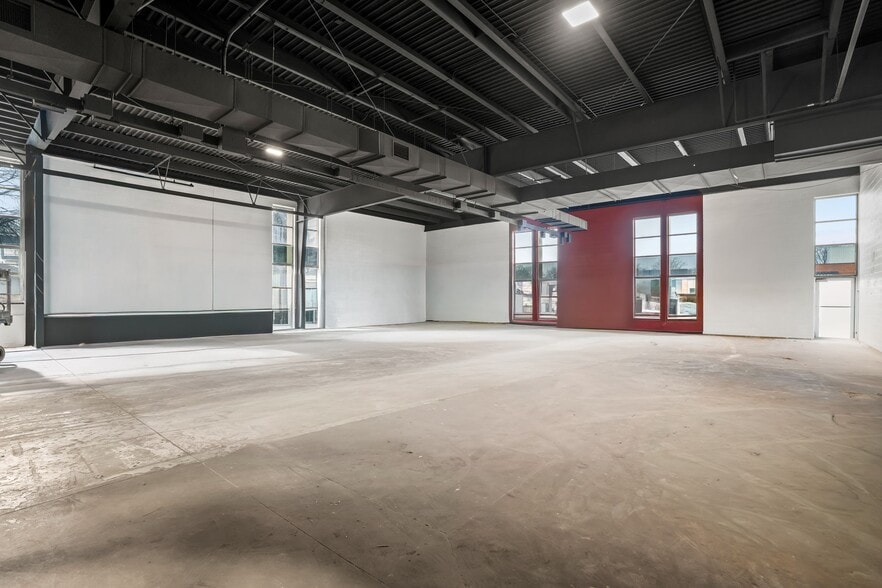 More Photos Of 1411 6th Ave, Grafton Showroom For Sale