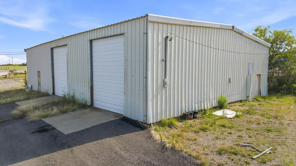 More Photos Of 3429 W Walker St, Breckenridge Warehouse For Sale
