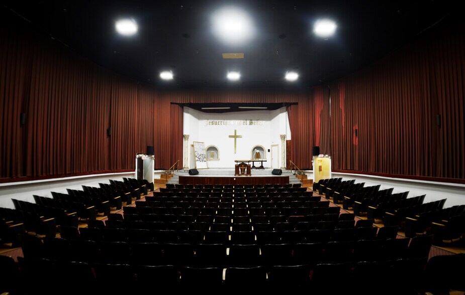 More Photos Of 9110 Van Nuys Blvd, Panorama City Freestanding For Lease