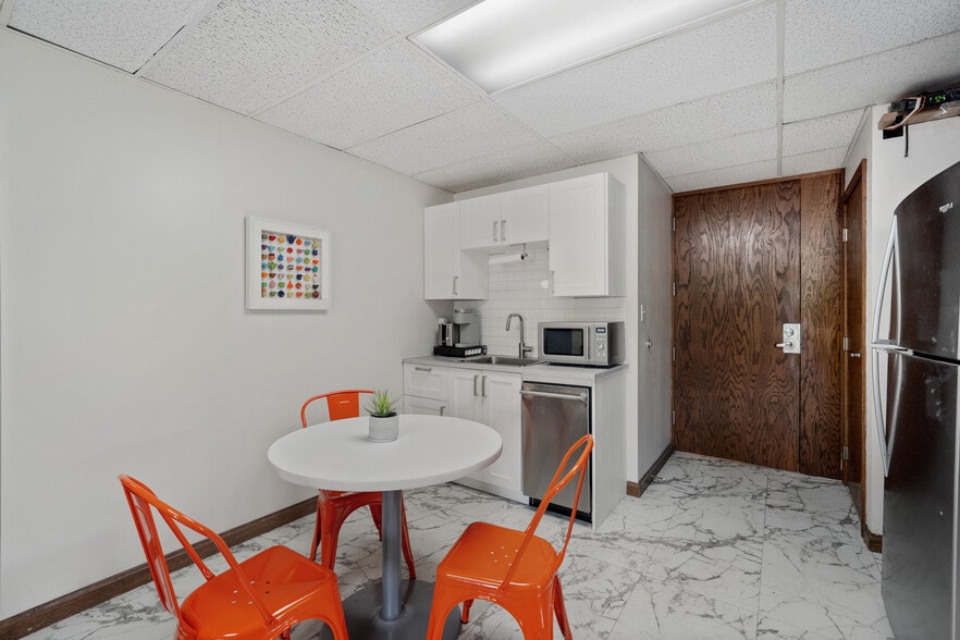 More Photos Of 200 Commerce Dr, Coraopolis Office For Sale