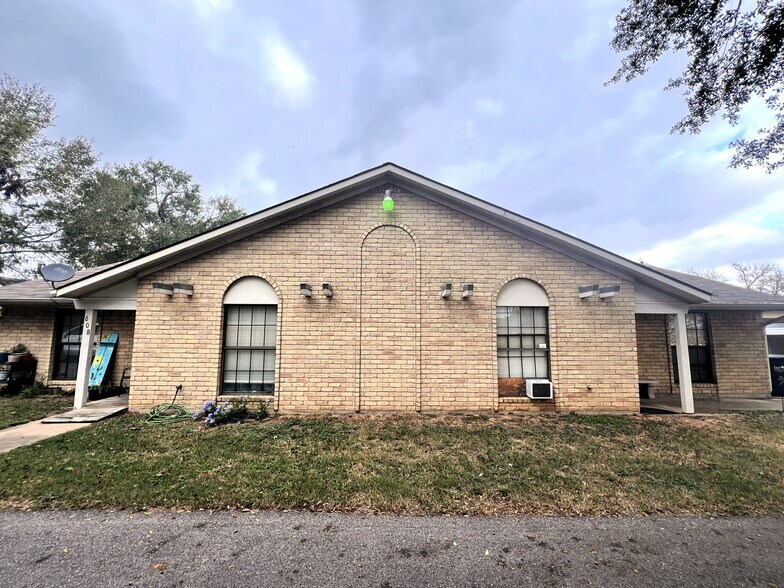 More Photos Of 602 S Jackson St, Brenham Apartments For Sale