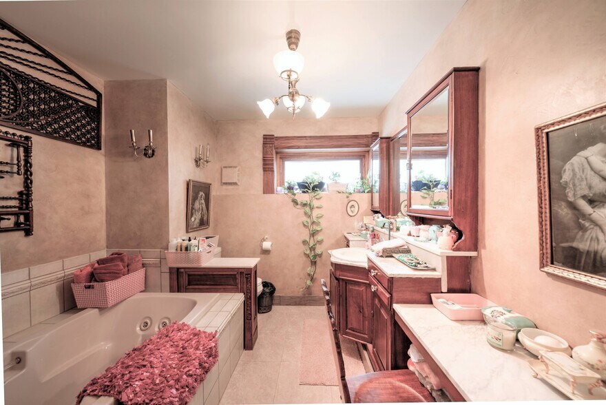 More Photos Of 890 Lake Ave, Woodstock General Retail For Sale