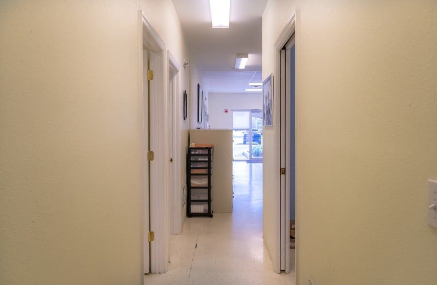 More Photos Of 1550-1582 Global Ct, Sarasota Light Manufacturing For Sale
