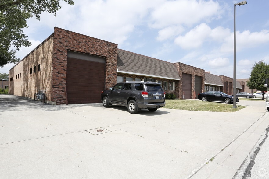 More Photos Of 350-360 Lively Blvd, Elk Grove Village Warehouse For Lease