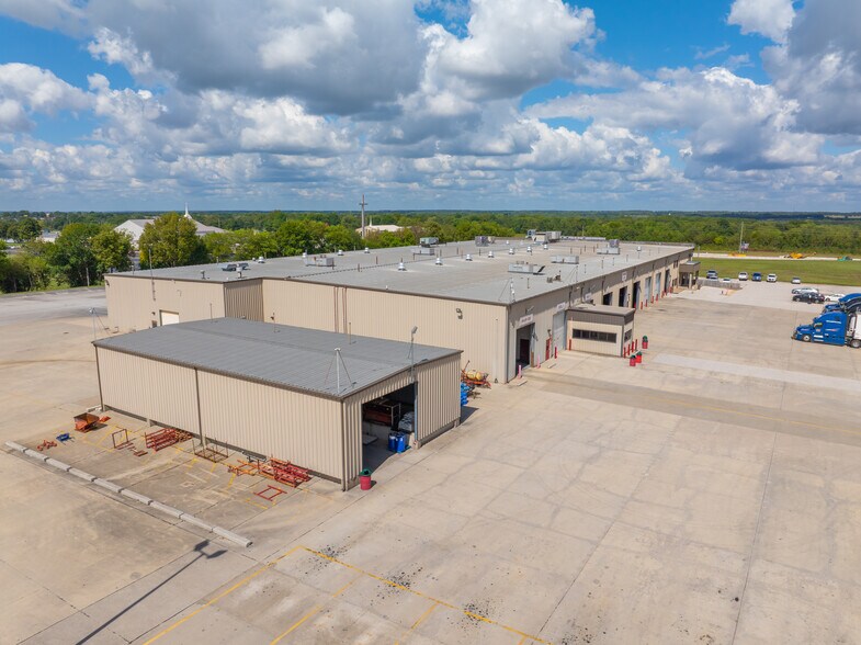 More Photos Of 2813 N Neergard Ave, Springfield Truck Terminal For Sale