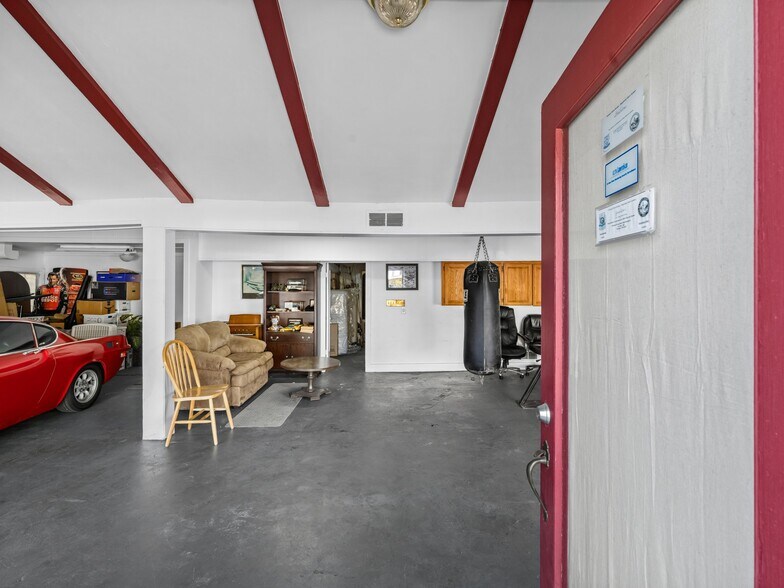 More Photos Of 1840 NE Sandy Blvd, Portland Auto Dealership For Sale