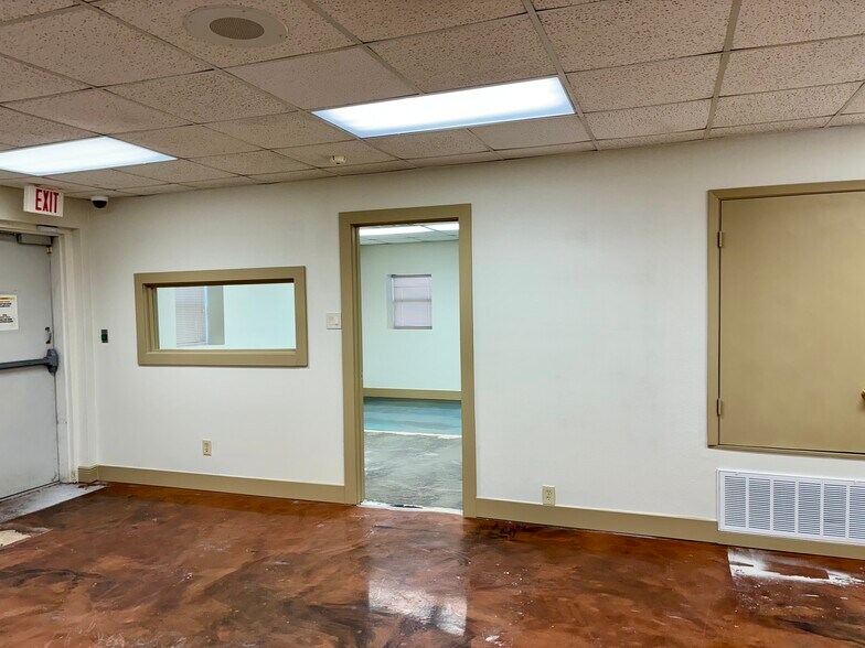 More Photos Of 2340 W R Larson Rd, San Antonio Manufacturing For Lease