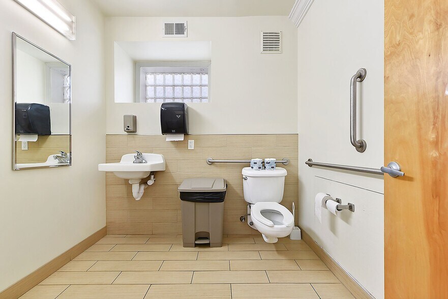 More Photos Of 4749 Baum Blvd, Pittsburgh Showroom For Lease