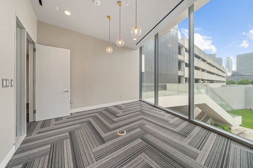 More Photos Of 1700 Post Oak Blvd, Houston General Retail For Lease