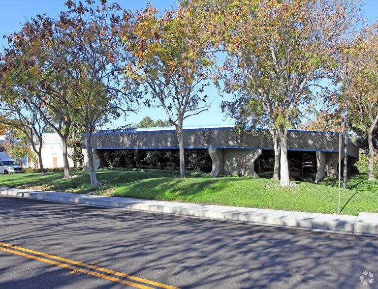 More Photos Of 8 Holland, Irvine Warehouse For Lease