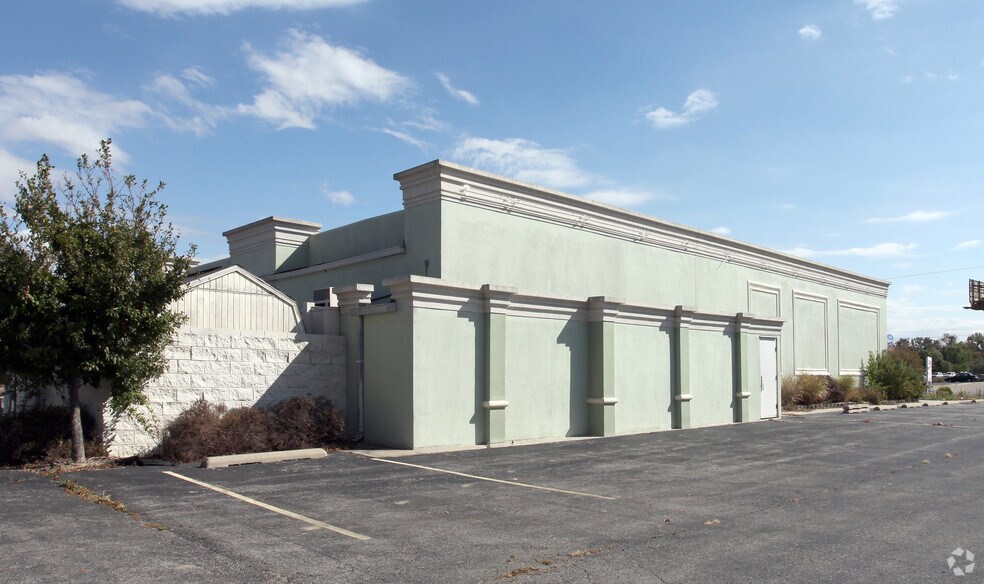 More Photos Of 4008 W Bethel Ave, Muncie Medical For Sale
