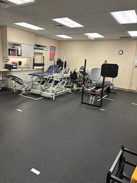 More Photos Of 4135 Quest Dr, Eugene Medical For Sale