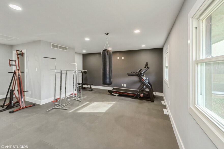 More Photos Of 711 N 1st St, Dekalb Office For Lease