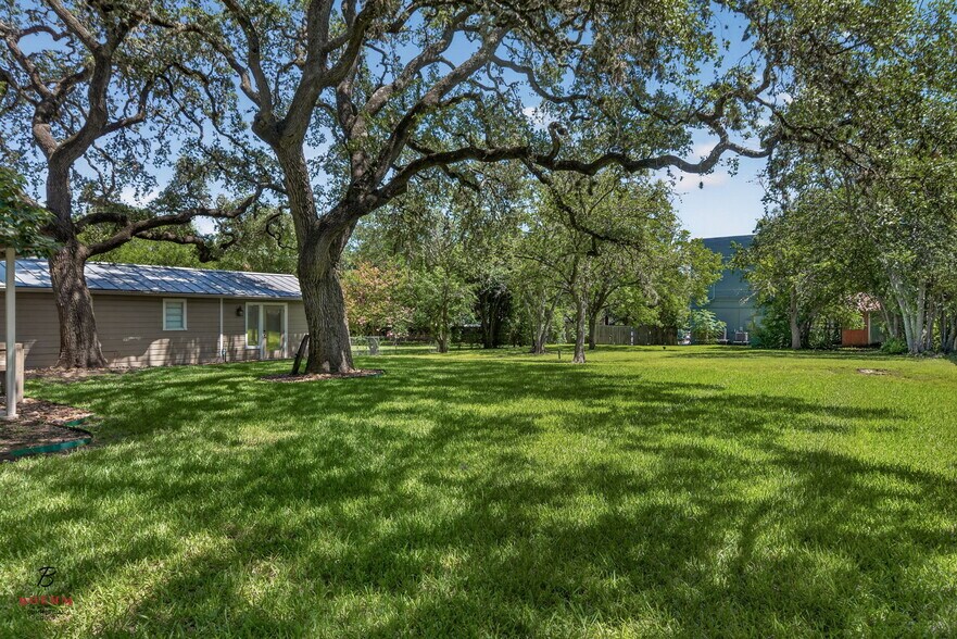 More Photos Of 115 Oak Park Dr, Boerne Office For Sale