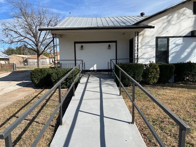 More Photos Of 902 Bevans St., Menard Freestanding For Sale