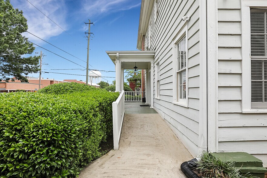 More Photos Of 228 E Poplar St, Griffin Office For Lease