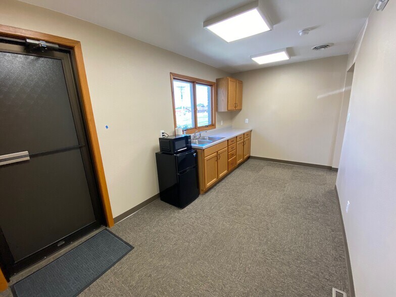 More Photos Of 300 Rock Island Rd, Oelwein Office For Lease