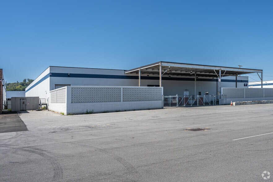 More Photos Of 633 Avenue B, Leetsdale Warehouse For Lease