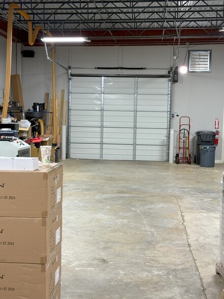 More Photos Of 6683 Reese Rd, Memphis Showroom For Sale