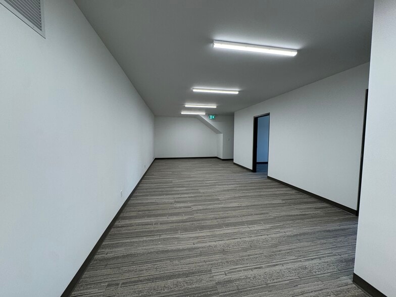 More Photos Of 1301-1313 Hastings Cres SE, Calgary Warehouse For Sale