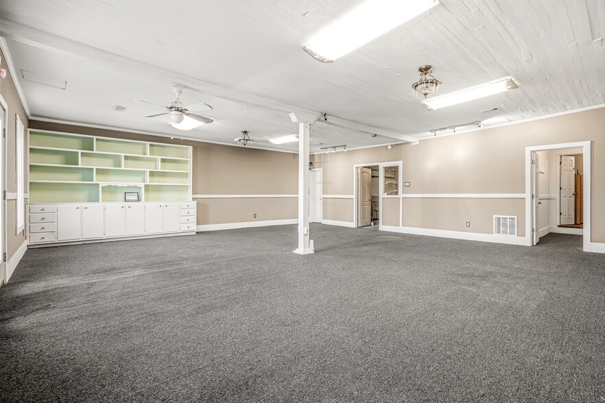 More Photos Of 410 Grayson Pky, Grayson Storefront For Sale