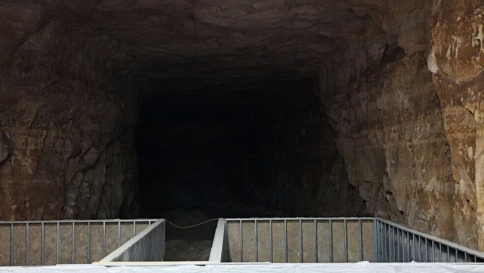 More Photos Of 20 Cave Industrial dr, Crystal City Industrial For Lease