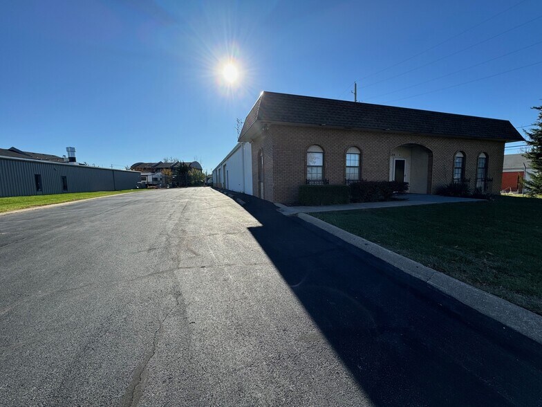 More Photos Of 1529 E Spruce St, Olathe Warehouse For Lease