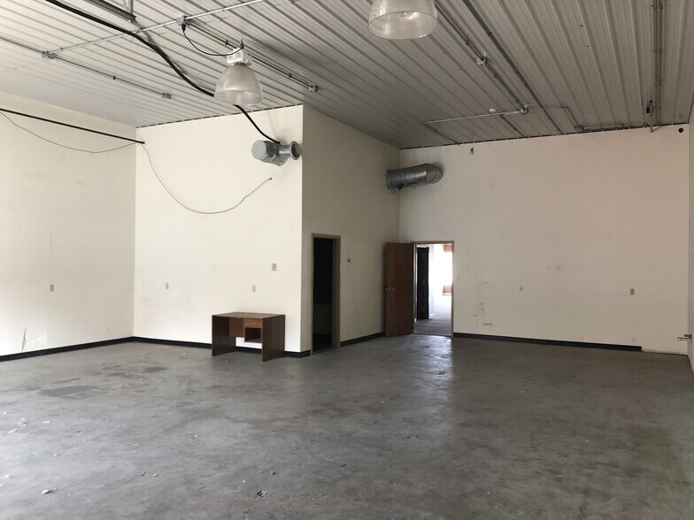 More Photos Of 1401-1461 E Summit St, Crown Point Storefront Retail Office For Lease