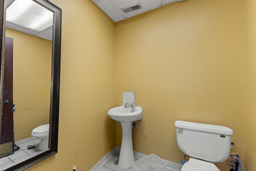 More Photos Of 10290-10296 S 78th Ave, Palos Hills Freestanding For Lease